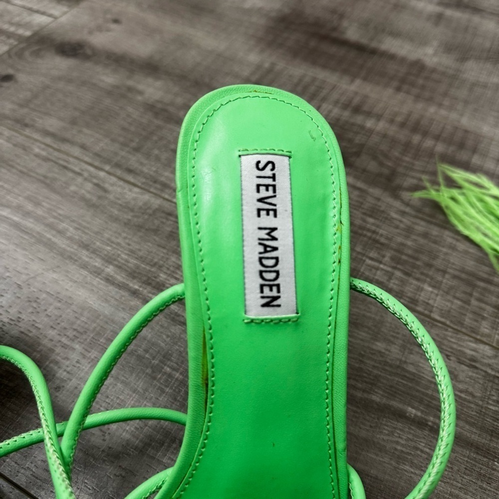 Steve Madden Bryden Bright Neon Green Feathered Heeled Sandals Size 8 - Picture 4 of 8